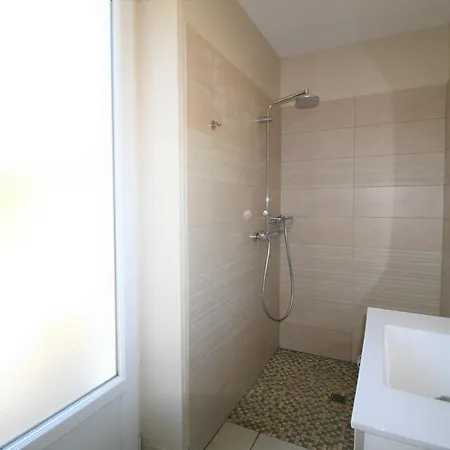 Maison A : Et Commerces A Proximite, Jardin, 3 Chambres, Parking - Fr-1-22-343 * Ла-Транш-сюр-Мер