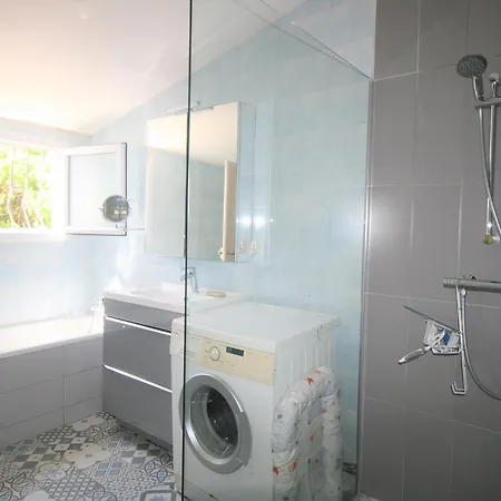 Maison à : Et Commerces à Proximité, Jardin, 3 Chambres, Parking - Fr-1-22-343