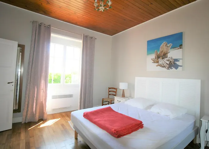 Maison à : Et Commerces à Proximité, Jardin, 3 Chambres, Parking - Fr-1-22-343