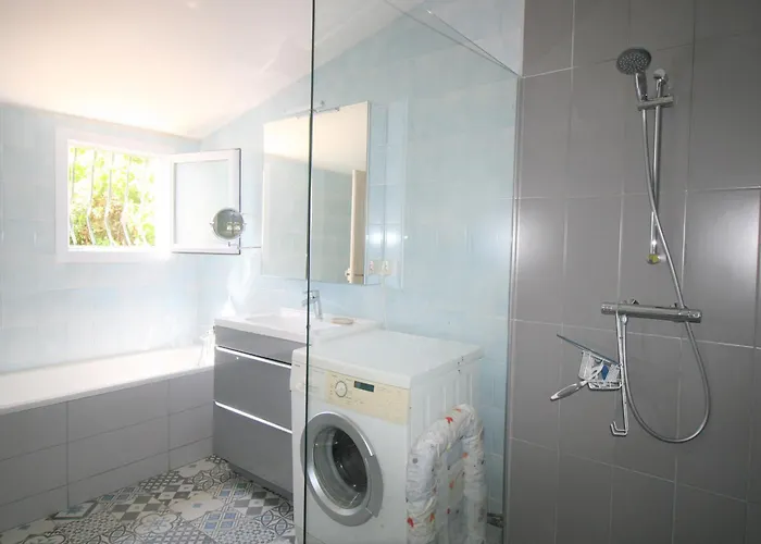 Maison à : Et Commerces à Proximité, Jardin, 3 Chambres, Parking - Fr-1-22-343